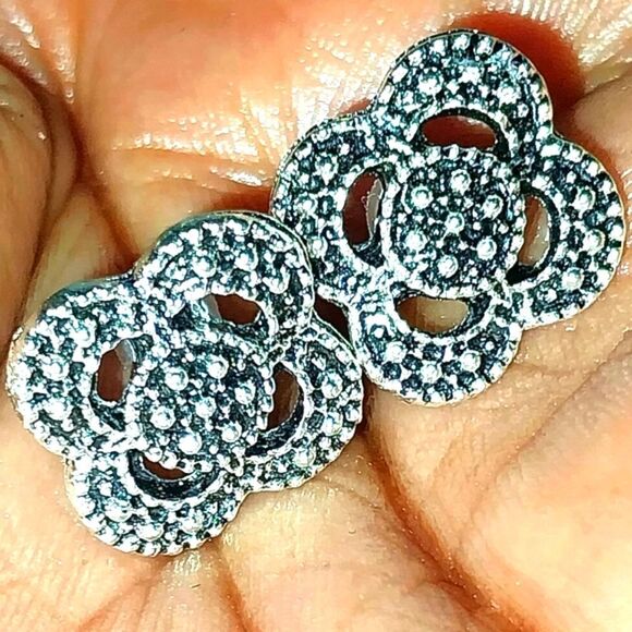 Vintage geometric cutout carved stud earrings - Picture 1 of 6